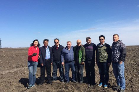 2017年4月合作各方在俄羅斯農業種植基地黑土地上